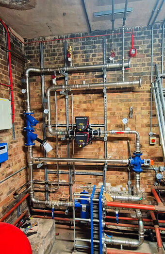 https://plumberapplecross.com.au/uploads/2025/06/commercial-plumbing-923198.jpg
